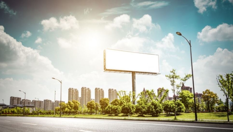 A Import&acirc;ncia do Outdoor e Front-light na Publicidade em Viana, ES